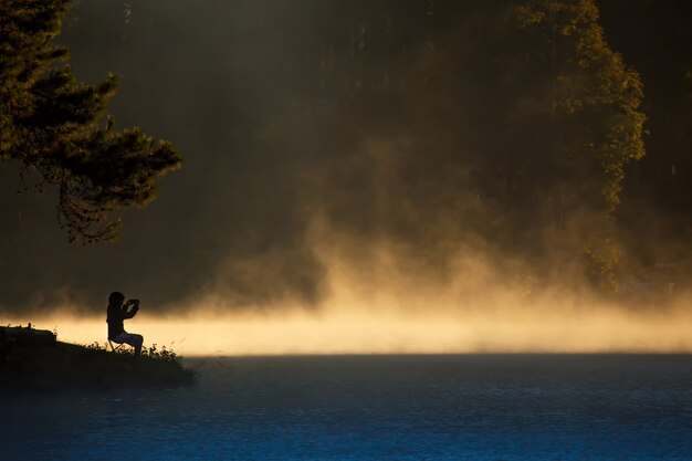 Turystyka podejmuje fotografię w Pang-ung lake, Mae hong son province, Tajlandia