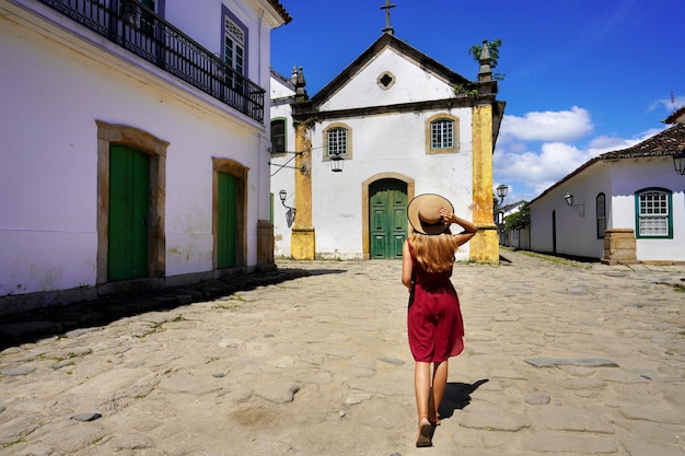 Turystyka w Paraty Rio de Janeiro Widok z tyłu turystki w historycznym kolonialnym mieście Paraty Światowego Dziedzictwa UNESCO Rio de Janeiro Brazylia