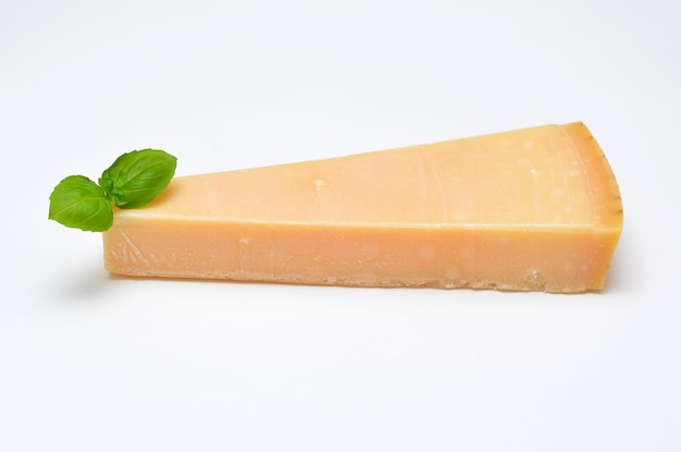 Twardy ser typu parmezan na białym tle zbliżenie