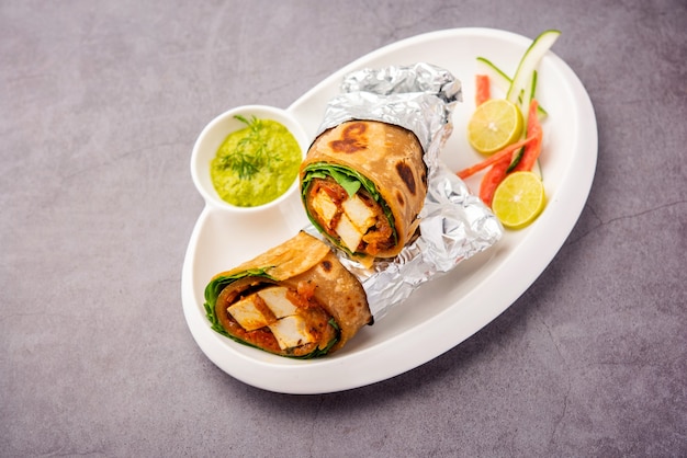 Twarożek Paneer kathi roll lub wrap znany również jako sajgonki w stylu kalkuty, wegetarianie Indyjskie jedzenie