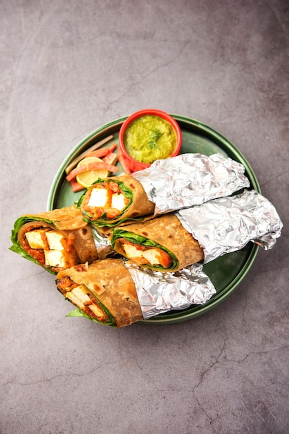 Twarożek Paneer kathi roll lub wrap znany również jako sajgonki w stylu kalkuty, wegetarianie Indyjskie jedzenie