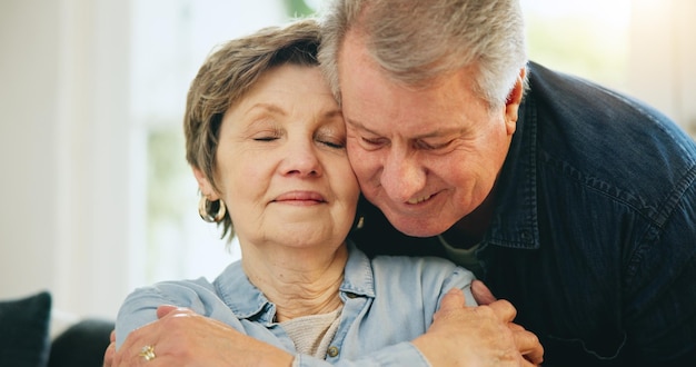 Zdjęcie twarz do domu i dojrzała para uścisnąć emeryturę uczucie i mąż uściskać żonę małżonka lub zrelaksować partnera małżeńskiego romantyczna miłość i słodki starszy mężczyzna starsza kobieta lub starzy ludzie uścisk w australii