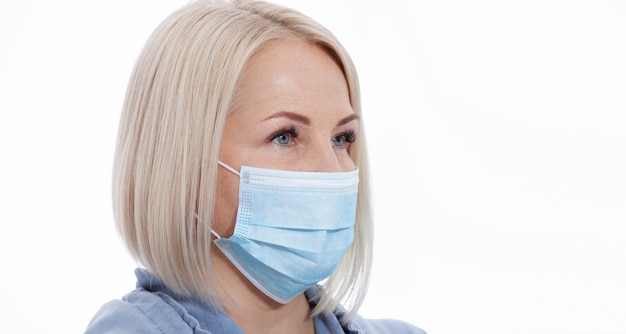 Twarz kobiety w masce. Koncepcja koronawirusa, wirusa oddechowego i zanieczyszczenia powietrza.
