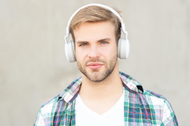 Twarz mężczyzny słuchania muzyki na zewnątrz Mężczyzna słuchania muzyki na zewnątrz Człowiek słuchania muzyki