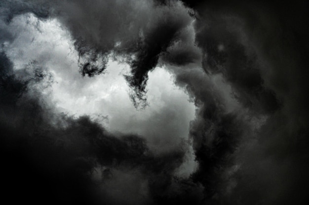 Twarz mrocznego boga w formacji chmur burzowych z okiem huraganu pośrodku