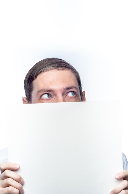 Zdjęcie twarz osoby jest pokryta białą kartką papieru na izolowanym tlexa