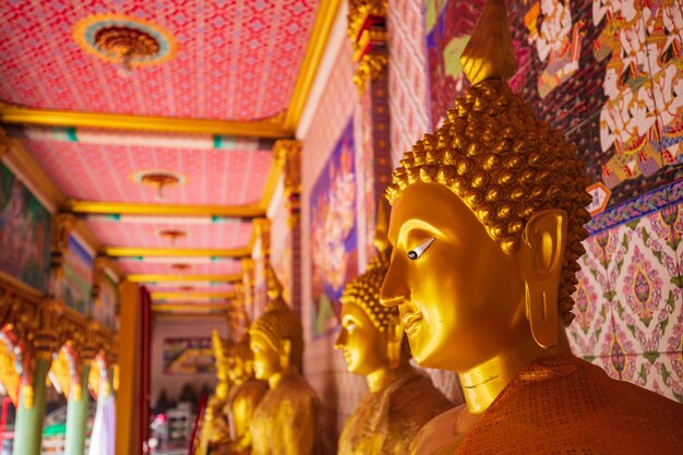 Twarz posągu Złotego Buddy jest izolowana na ścianie