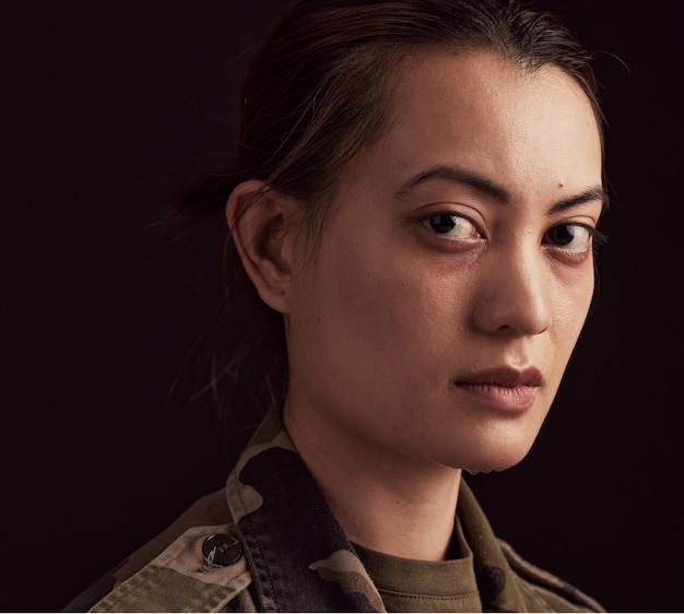 Twarz smutnej kobiety i płaczącego żołnierza armii z depresją problemów ze zdrowiem psychicznym i urazem wojskowym psychologii na czarnym tle Portret przygnębionego weterana wojny na Ukrainie z zespołem stresu pourazowego ze służby