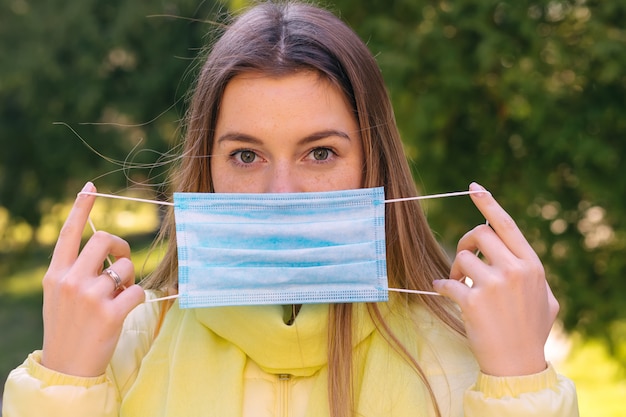 Zdjęcie twarzy portret kobieta jest ubranym maskę