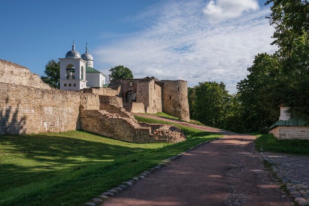 Twierdza Izborska Brama Nikolska i Sobór św. Mikołaja Nikolskiego Izborsk Obwód pskowski Rosja