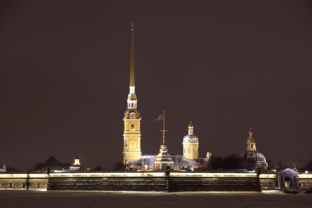 Twierdza Piotra i Pawła, świecąca w zimowy wieczór w Petersburgu.