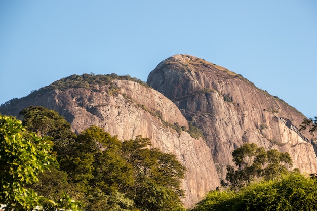 Two Hill Brother z innej perspektywy, widziany z dzielnicy Gavea w Rio de Janeiro w Brazylii.