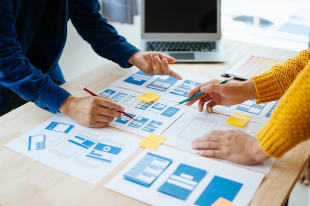 Twórca UX i projektant UI brainstorming na temat interfejsu aplikacji mobilnej wireframe design z klientem breif i kod kolorowy w officexA