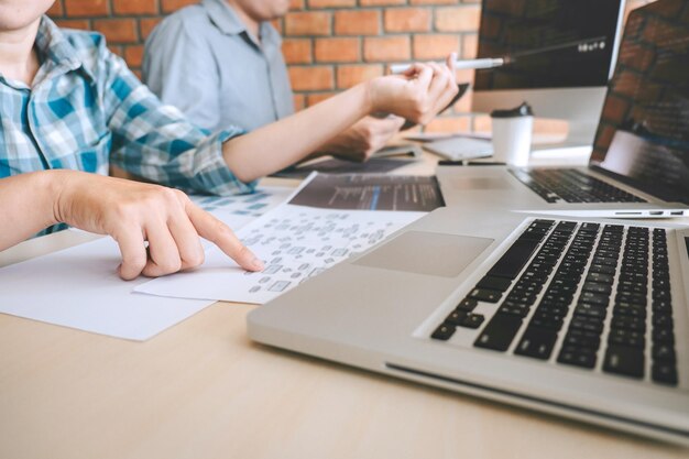 Twórcy oprogramowania używający laptopa