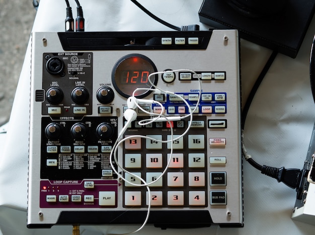 Zdjęcie tworzenie bitów hip hopowych na kontrolerze automatu perkusyjnego i gramofonach w domowym studiu
