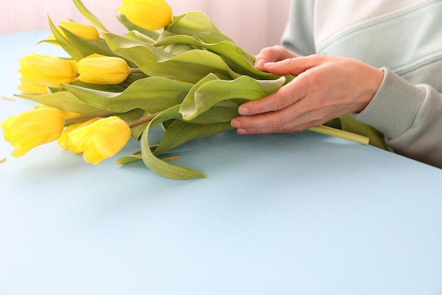 Tworzenie bukietu żółtych tulipanów