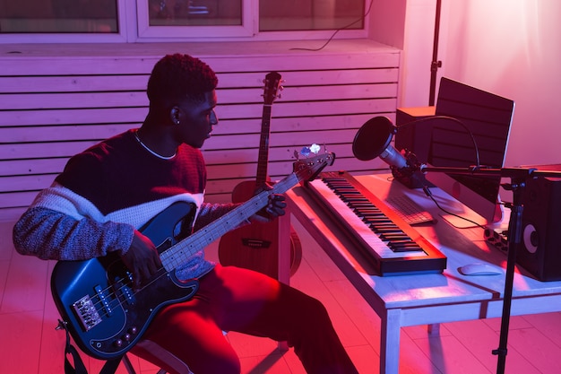 Tworzenie Muzyki I Koncepcji Studia Nagrań - Afroamerykański Gitarzysta Nagrywający Bas Elektryczny