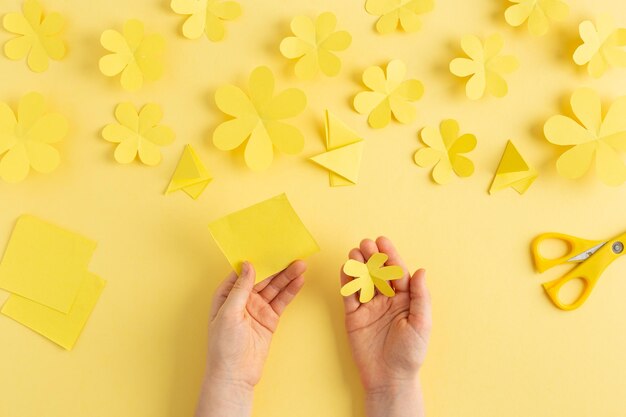 Zdjęcie tworzenie prostych żółtych papierowych kwiatów z dziećmi diy wysokiej jakości zdjęcie