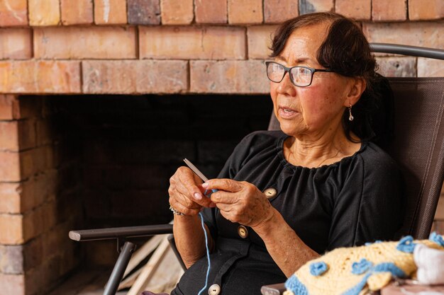 Tworzenie radości na emeryturze Azjatyczne seniorki dzierżą z pasją