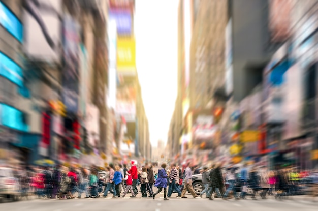 Tygiel ludzi chodzących na przejściu dla pieszych i korku na 7th Avenue na Manhattanie przed zachodem słońca - Zatłoczone ulice Nowego Jorku w godzinach szczytu w miejskim obszarze biznesowym