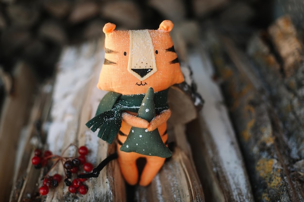 Tygrys zabawka symbol nowej koncepcji zimy bożego narodzenia nowego roku