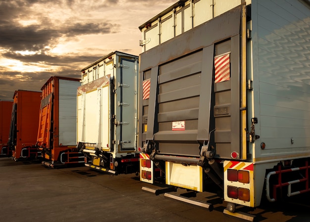 Tył drzwi hydrauliczny wózek widłowy na parkingu przy zachodzie słońca niebo. Transport i logistyka ładunków towarowych.