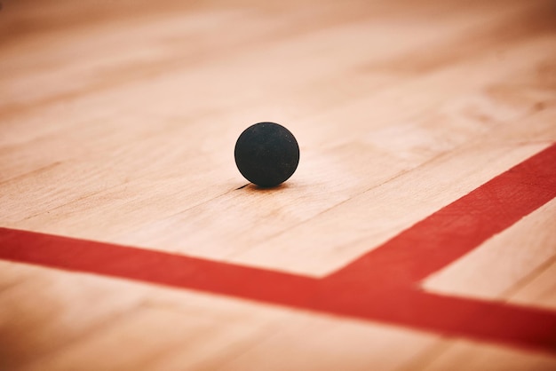Tyle mocy w jednej małej piłce Ujęcie piłki do squasha na podłodze kortu do squasha