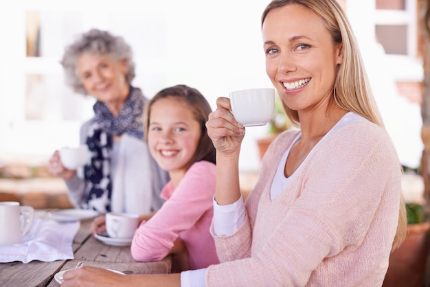 Tylko czas dla dziewczyn Ujęcie trzech pokoleń kobiety z rodziny, która pije herbatę na zewnątrz