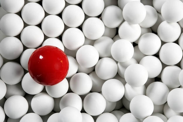 Tylko jedna bilardowa czerwona piłka małych białych kulek