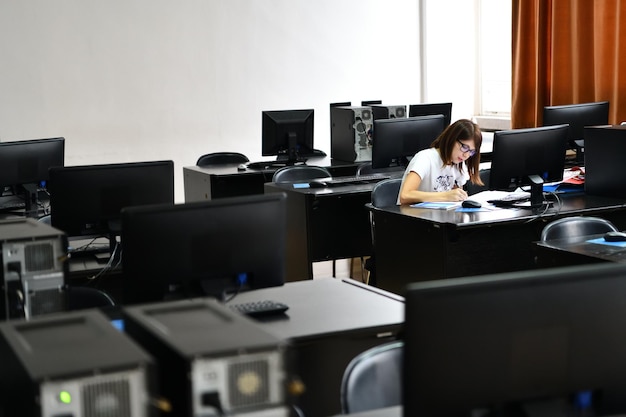 Tylko jedna studentka w klasie komputerów i technologii pracuje i uczy się koncepcji wytrwałości