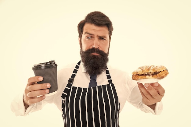 Tylko na wynos Barista serwujący rogalika z herbatą lub kawą na wynos Kawiarnia i kawiarnia na wynos