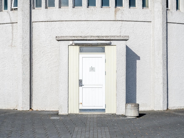 Tylna strona kościoła Hallgrimskirkja pod pochmurnym porannym błękitnym niebem Reykjavik na Islandii