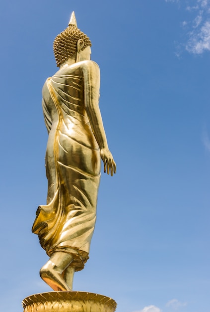 Tylna strona złotego posągu Buddy.