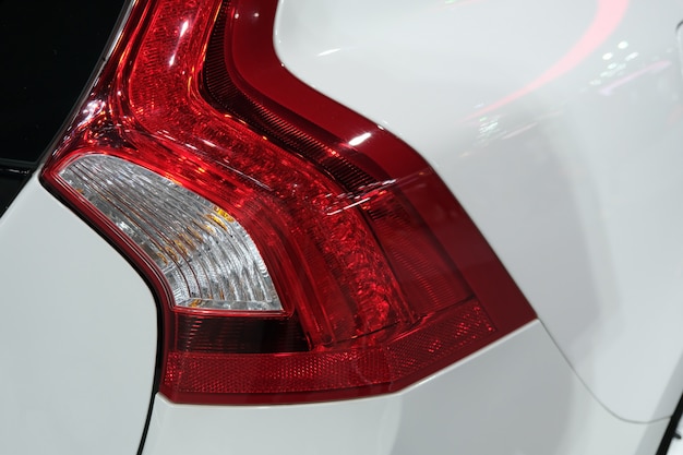 Tylne światło nowoczesnego samochodu hatchback