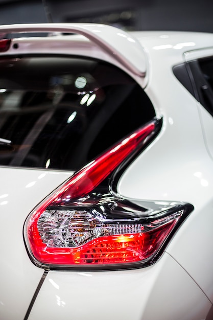 Tylne światło stopu nowoczesnego białego samochodu