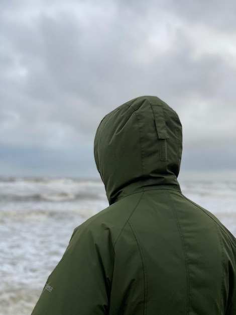 Tylny widok kobiety na plaży