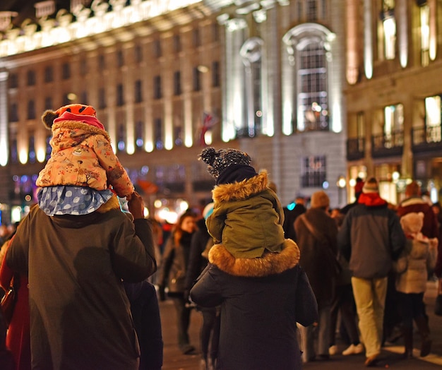 Tylny widok ludzi idących ulicą miasta
