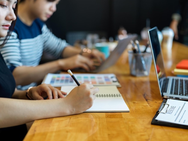 Zdjęcie tylny widok mężczyzny używającego laptopa na stole