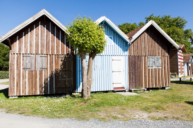 Zdjęcie typique barwił drewniane domy w porcie biganos w zatoce arcachon