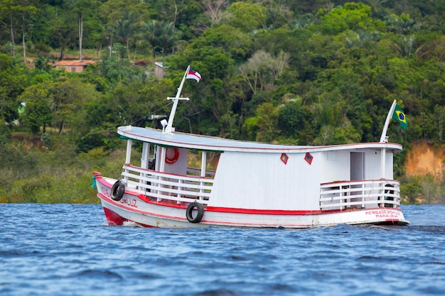 Typowa amazońska drewniana łódź na Rio Negro w Manaus Brazylia