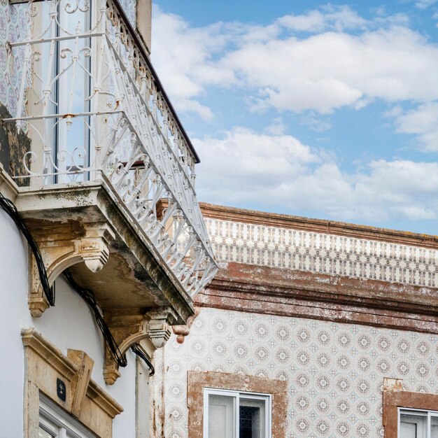 Typowa architektura budynków w stylu vintage Algarve, znajdujących się w Olhao, Portugalia.