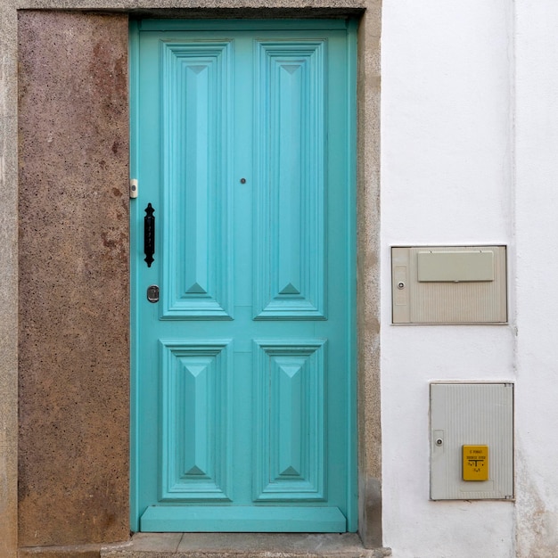 Typowa architektura drzwi w stylu vintage Algarve, znajduje się w Olhao, Portugalia.