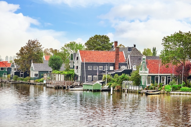 Typowa, autentyczna wioska z przytulnymi domami na wsi w Holandii.