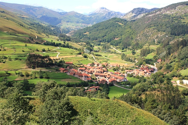 Typowa stara wioska Kantabria Hiszpania