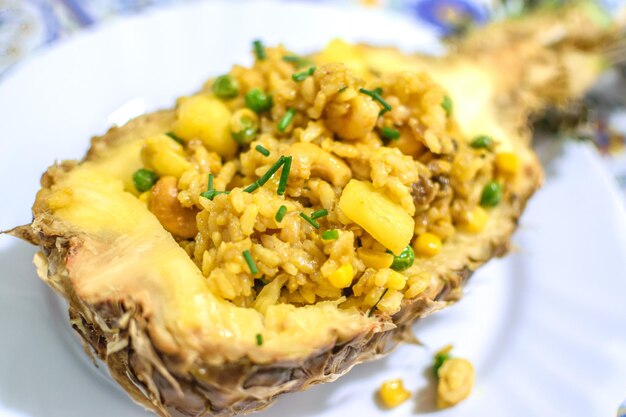 Typowa tajska receptura Ananasowy ryż podany w nim to własny ananas