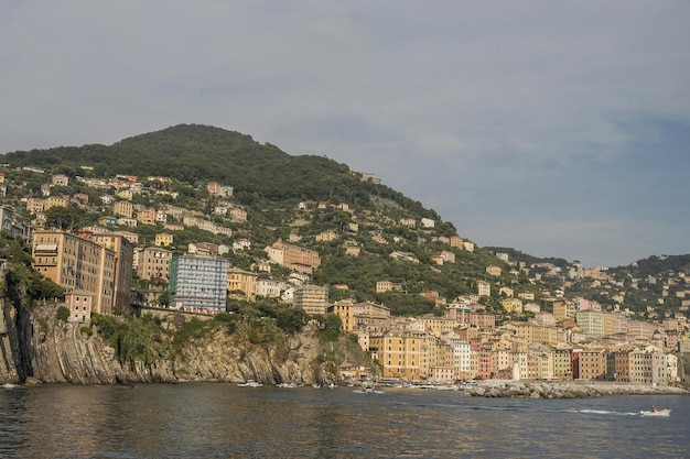 Typowa wioska Camogli z kolorowymi domami i małym portem we Włoszech, Liguria w słoneczny dzień widok z łodzi