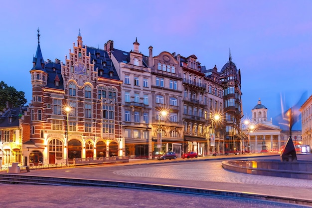 Typowe belgijskie domy na obszarze mont des arts nocą w brukseli, belgia