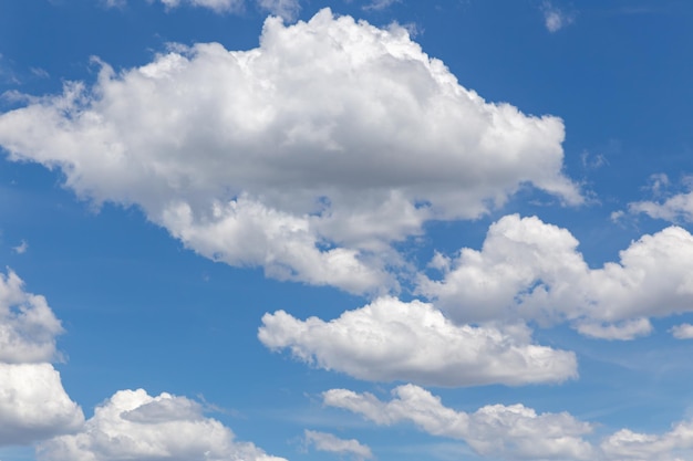 Typowe białe chmury rozdzielone na niebieskim niebie