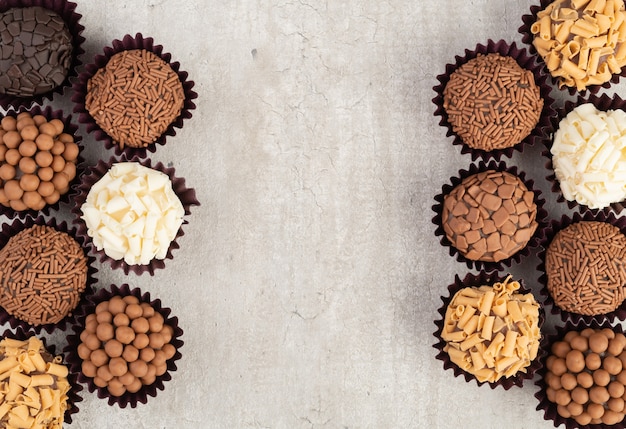 Typowe brazylijskie brigadeiros, różne smaki z miejscem na tekst.