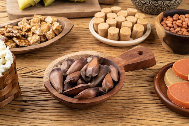Typowe brazylijskie czerwcowe jedzenie na drewnianym stole Festa junina